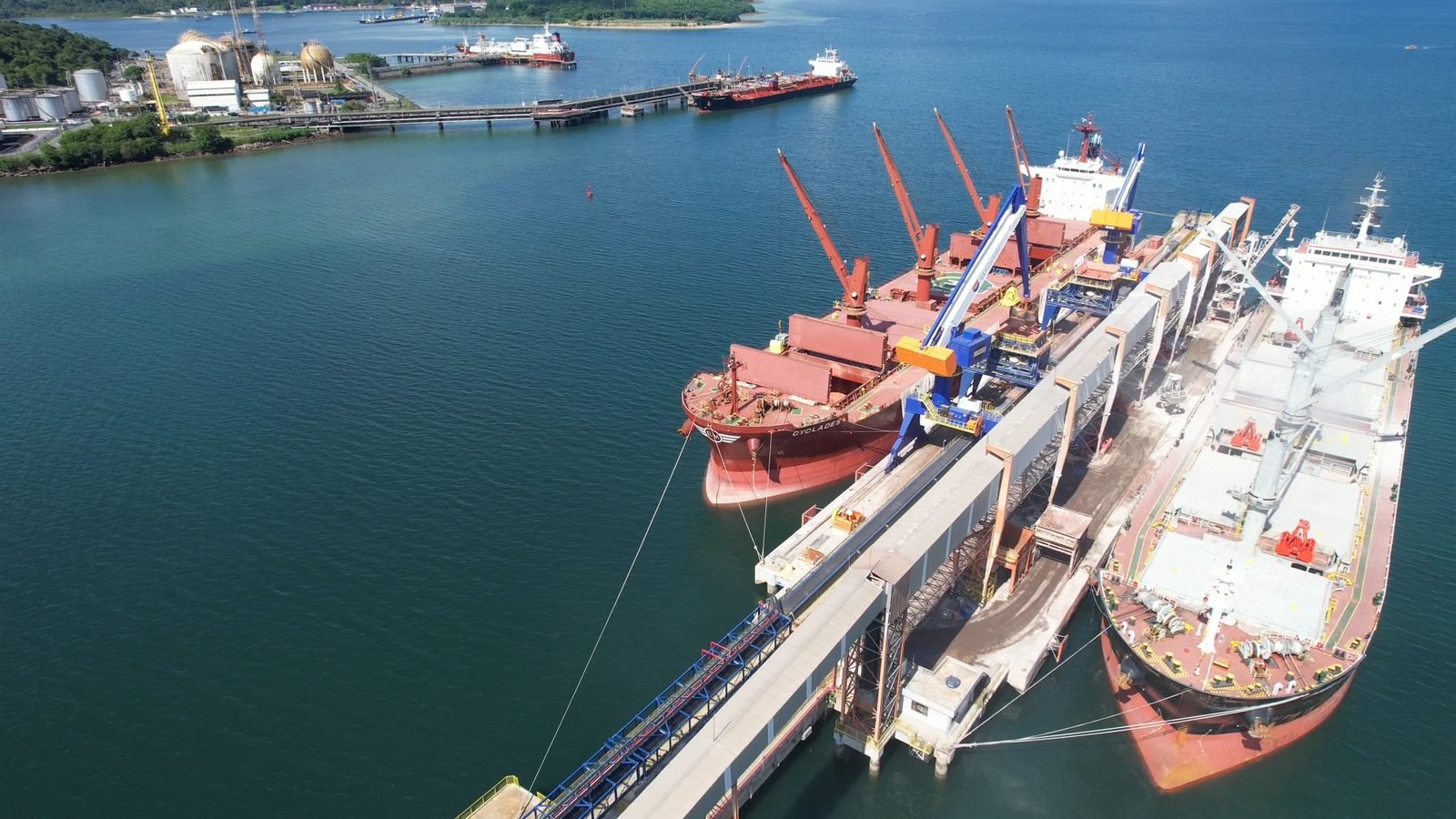 Operação de carregamento no porão do navio