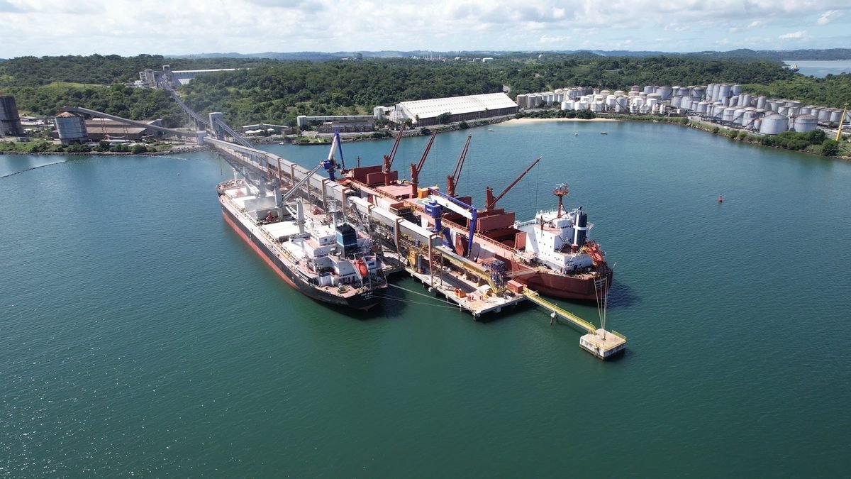 Vista aérea do Porto de Aratu com navios atracados