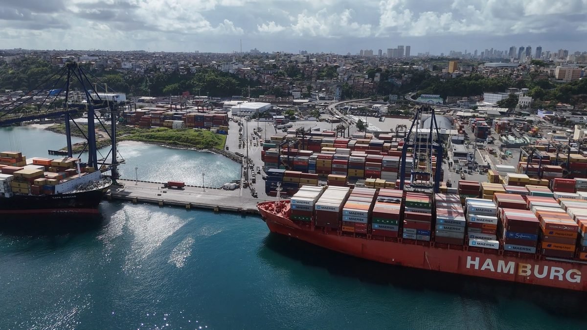 Vista aérea do Porto de Salvador com navio porta-contêineres